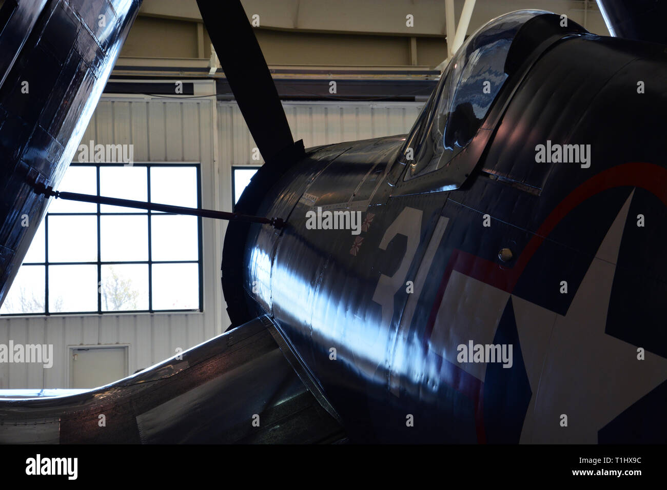 Ein WWII ära Corsair Kampfflugzeug in einem Kleiderbügel in der militärischen Luftfahrt Museum in Virginia Beach, VA. Stockfoto