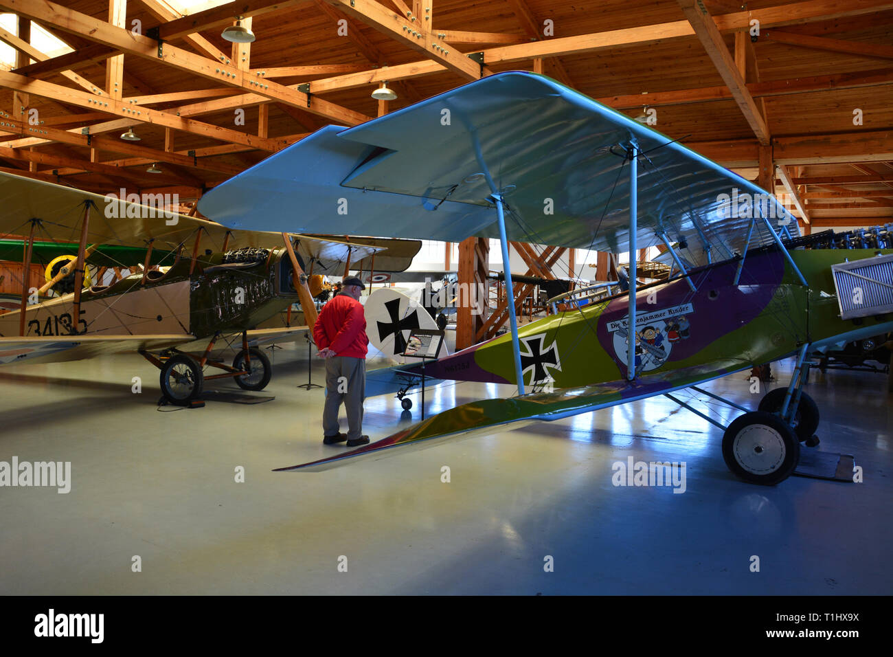 Ein Besucher prüft eine Deutsche Halberstadt CL IV Jagdflugzeug im WWI Aufhänger der militärischen Luftfahrt Museum in Virginia Beach, VA. Stockfoto