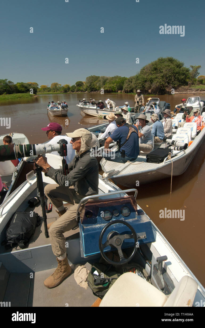 Fotografen in Boote für einen Jaguar zu wecken im Pantanal in Brasilien warten Stockfoto