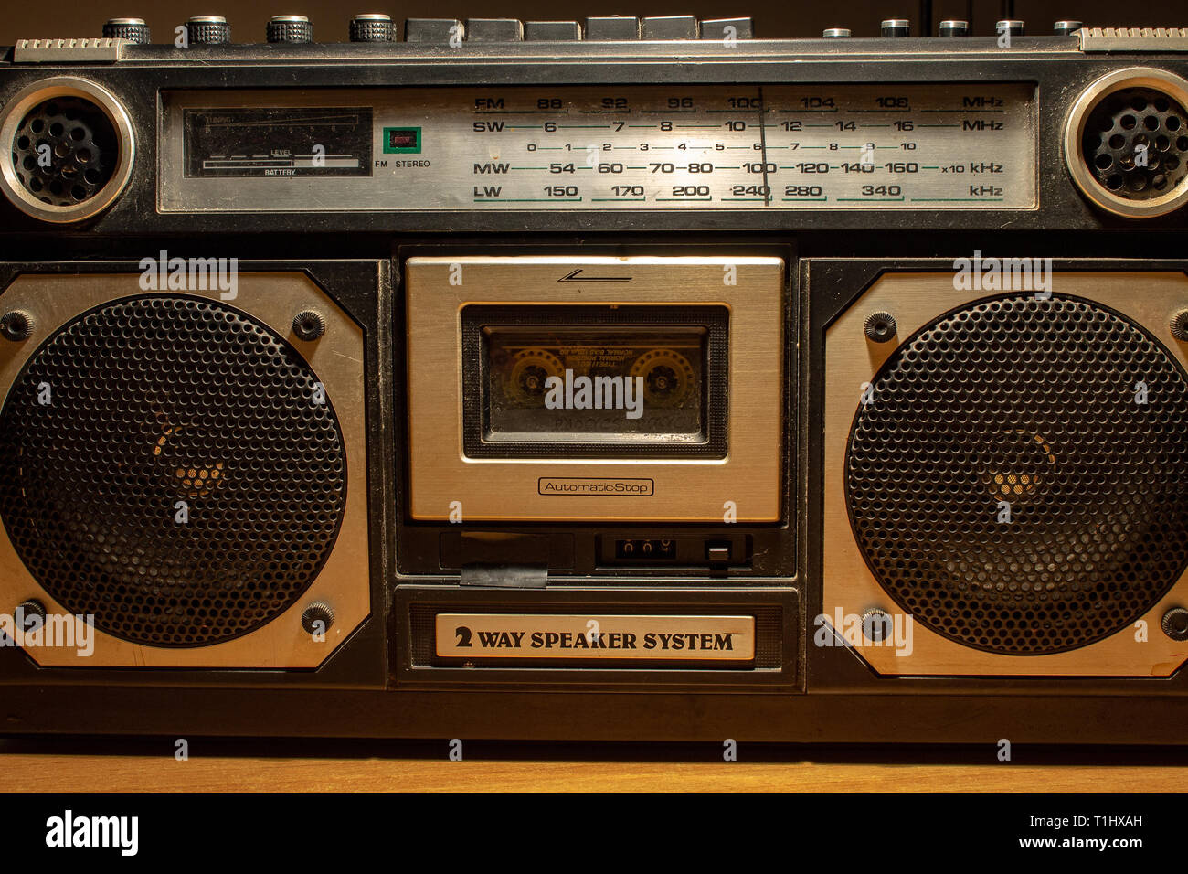 In den 70er und 80er Jahren war die Musik hörte sich durch die Kassetten,  ein magnetisches Speichermedium. Die Radios sind sehr groß, mit zwei  Lautsprechern Stockfotografie - Alamy