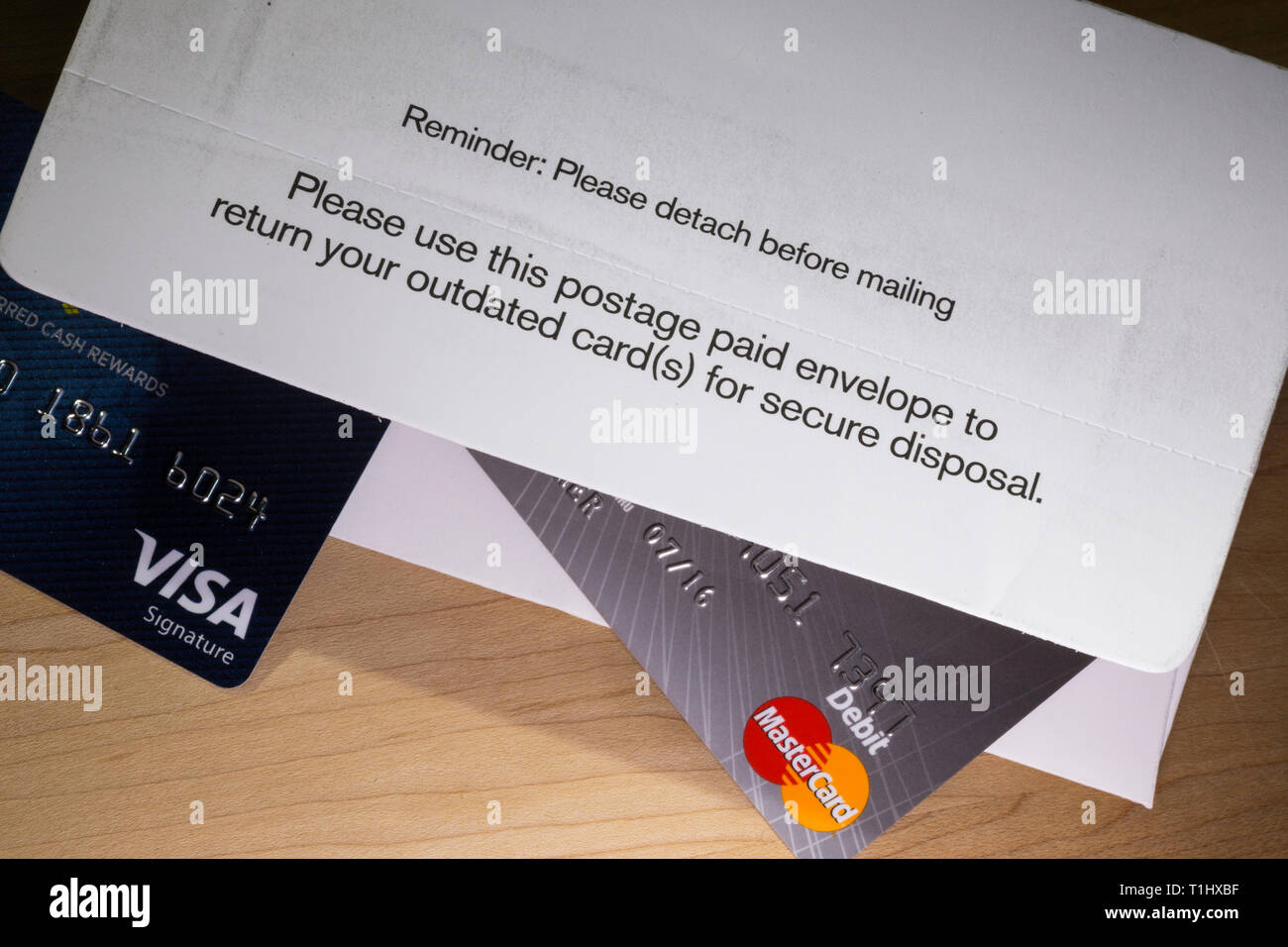 Porto bezahlt Umschlag ist für die sichere Entsorgung abgelaufener Kreditkarten, USA Stockfoto