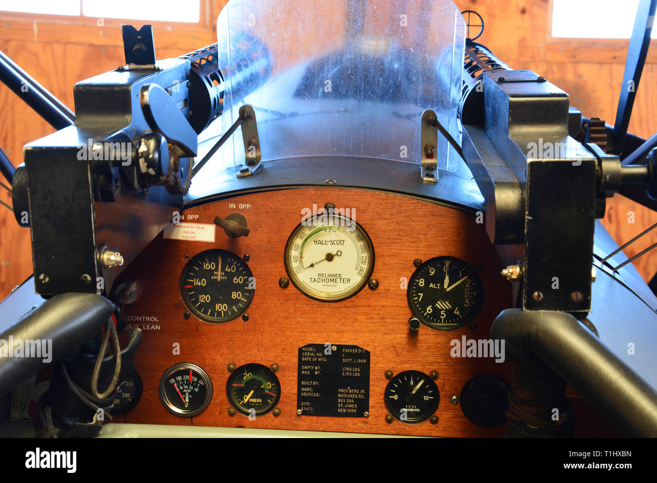 Das Cockpit Instrumententafel eines Deutschen WWI Doppeldecker in einer Aufhängung an der militärischen Luftfahrt Museum in Virginia Beach. Stockfoto