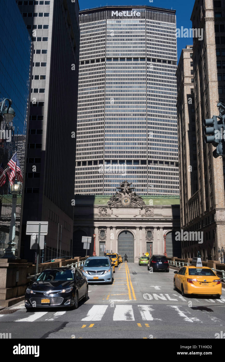 Fassade des legendären Grand Central Terminal mit der MetLife Building, NYC, USA Stockfoto