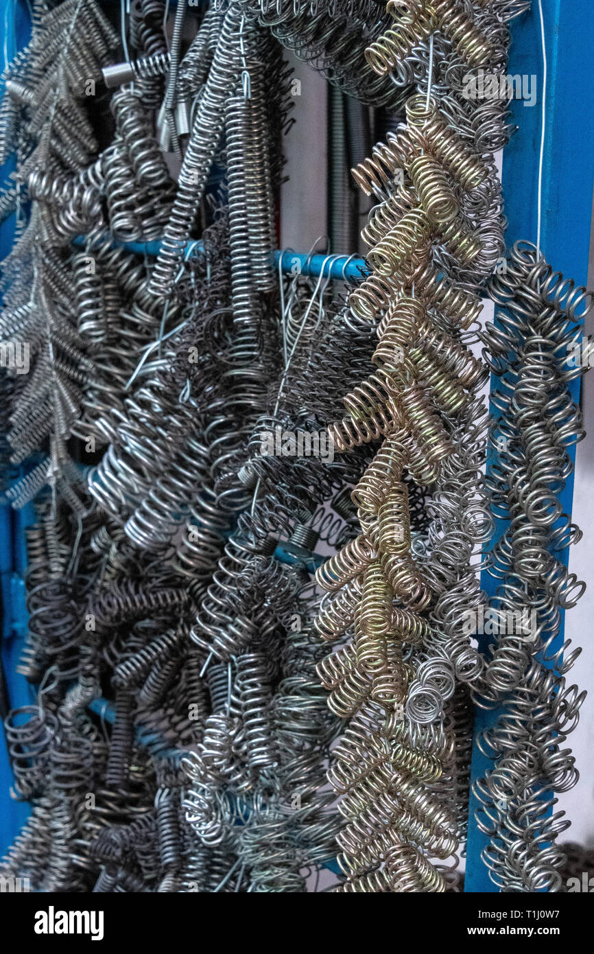 Metallfedern zum Verkauf in Kowloon, Hong Kong Stockfoto