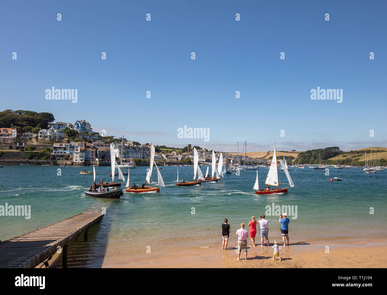 Ein Schuss von einer Familie genießen die racing Spektakel in Salcombe Mündung im Sommer Stockfoto