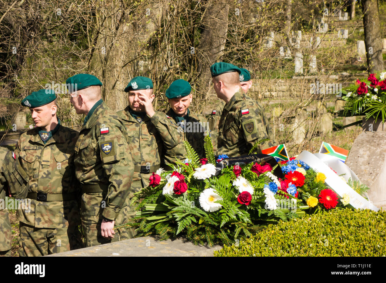 Festlegung der Kranz am britischen Soldatenfriedhof in Poznan Polen das 75-jährige Jubiläum von 50 Fliegern für ihr Teil in die große Flucht getötet zu markieren Stockfoto