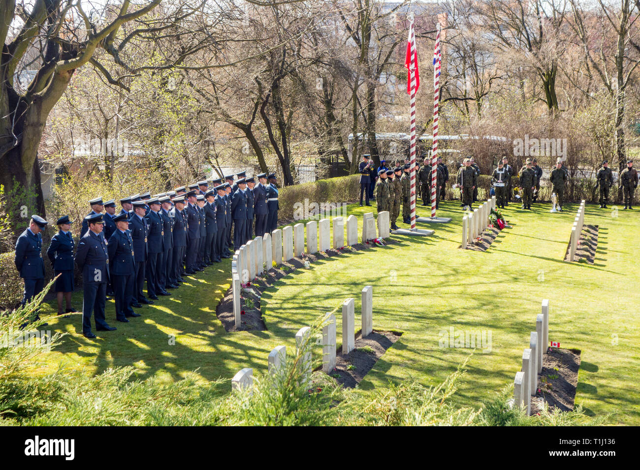 Royal Air Force Polizei eine Hommage an die 50 Flieger in der großen Flucht aus Stalag 3 getötet auf das 75-jährige Jubiläum am Soldatenfriedhof in Posen Stockfoto