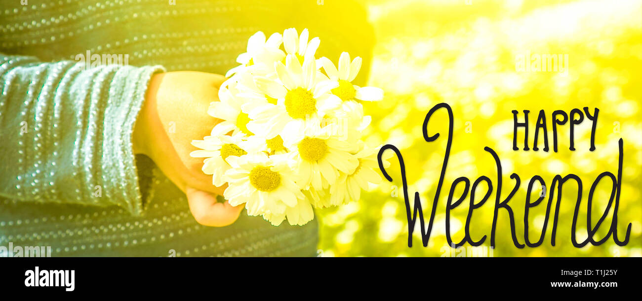 Kind, Blumenstrauß aus Daisy Flower, Kalligraphie Happy Weekend Stockfoto
