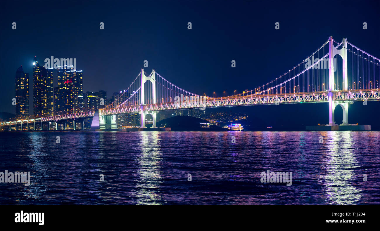 Gwangan Brücke und Wolkenkratzer in der Nacht. Busan, Südkorea Stockfoto