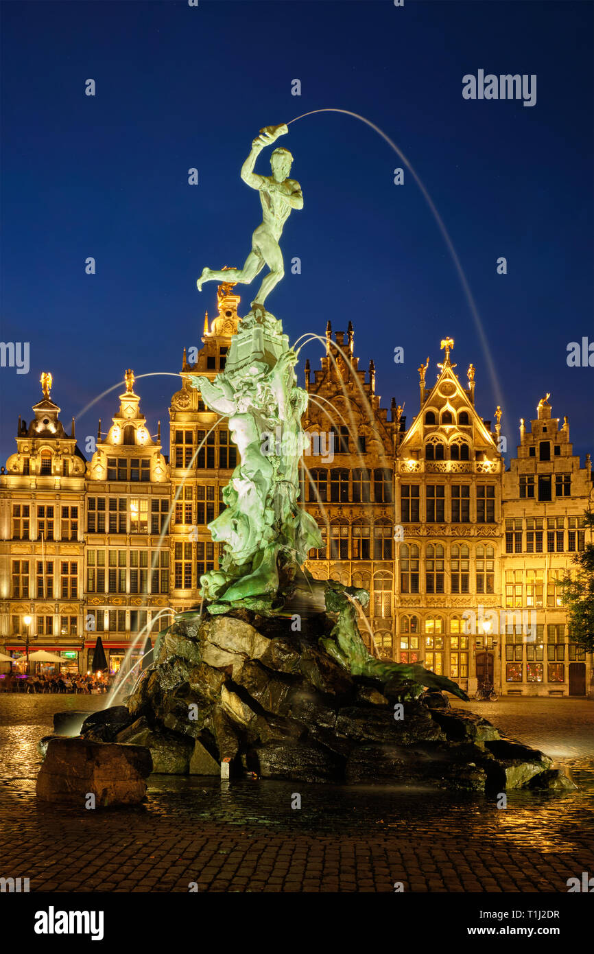 Antwerpen Grote Markt mit berühmten Brabo Statue und Brunnen bei Nacht, Belgien Stockfoto
