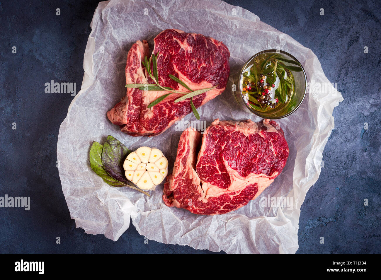Rohes Fleisch Steak auf einem backpapier bereit zu rösten Stockfoto
