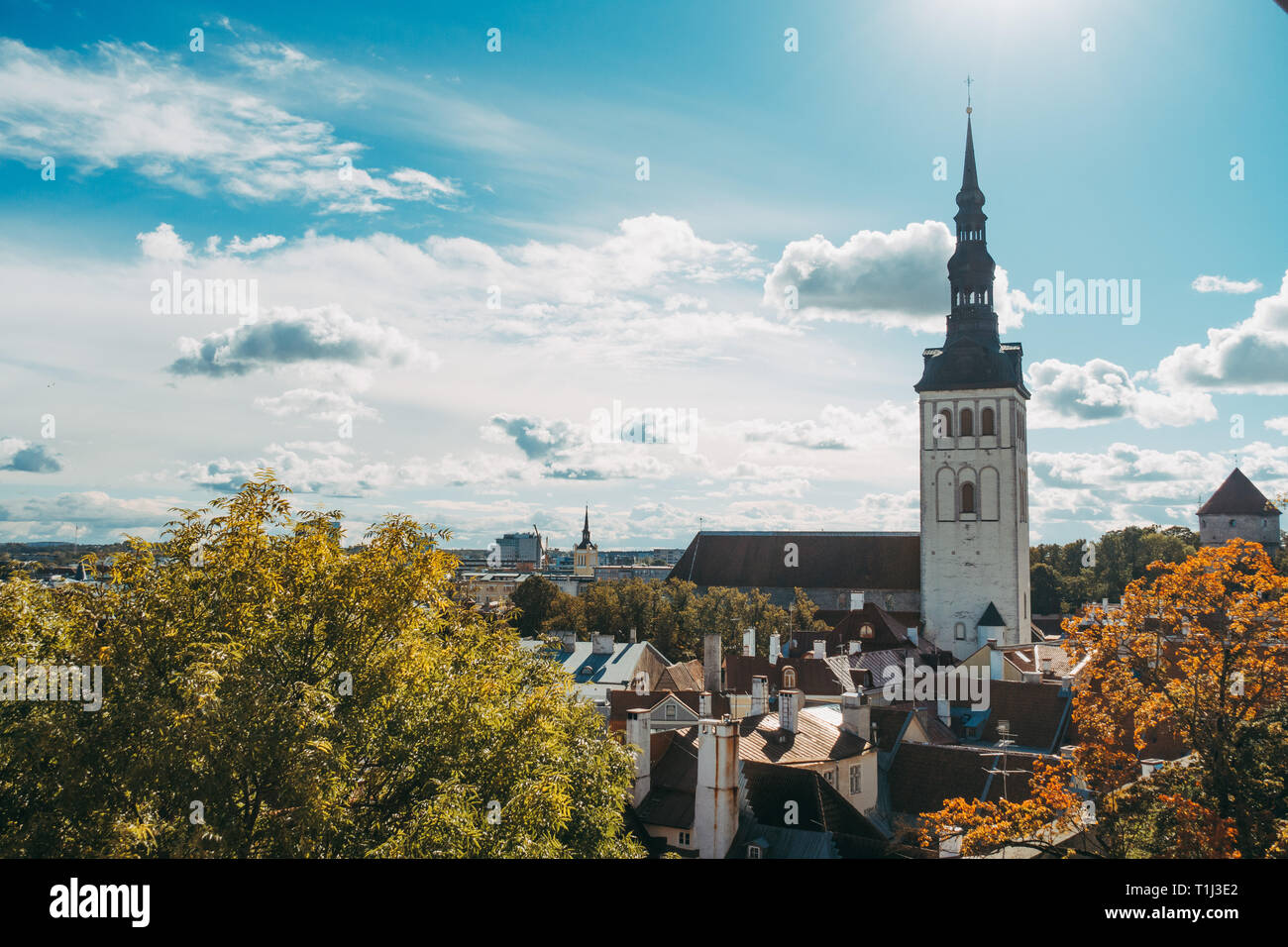 Der Turm von St. Olaf Kirche ragt über den Rand der Altstadt Tallinn, Estland Stockfoto