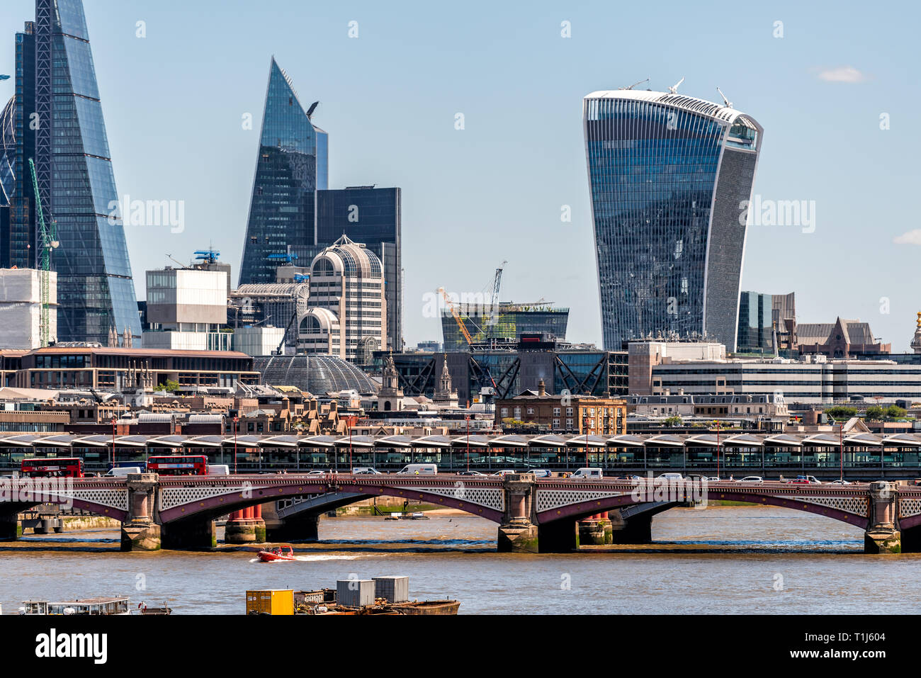London, Großbritannien, 22. Juni 2018: Stadtbild von Bau- und Skyline der Wolkenkratzer Blackfriars und Waterloo Bridge Stockfoto