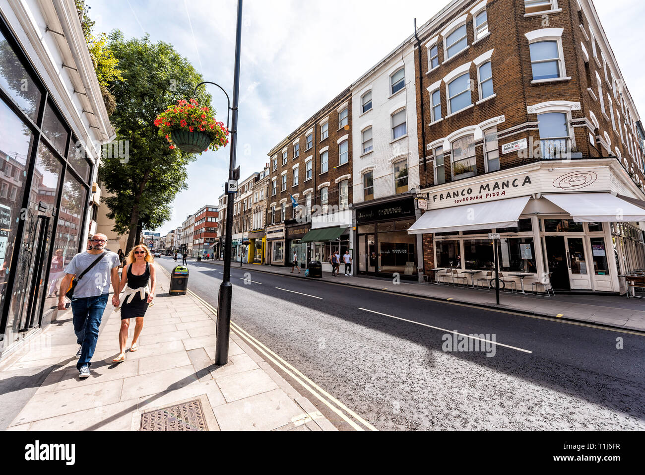 London, Großbritannien - 24 Juni 2018: Zentrum der Innenstadt während der sonnigen Sommertag in Westbourne Grove in der Nähe von Leicester Square Weitwinkelaufnahme mit Stores Shops Stockfoto