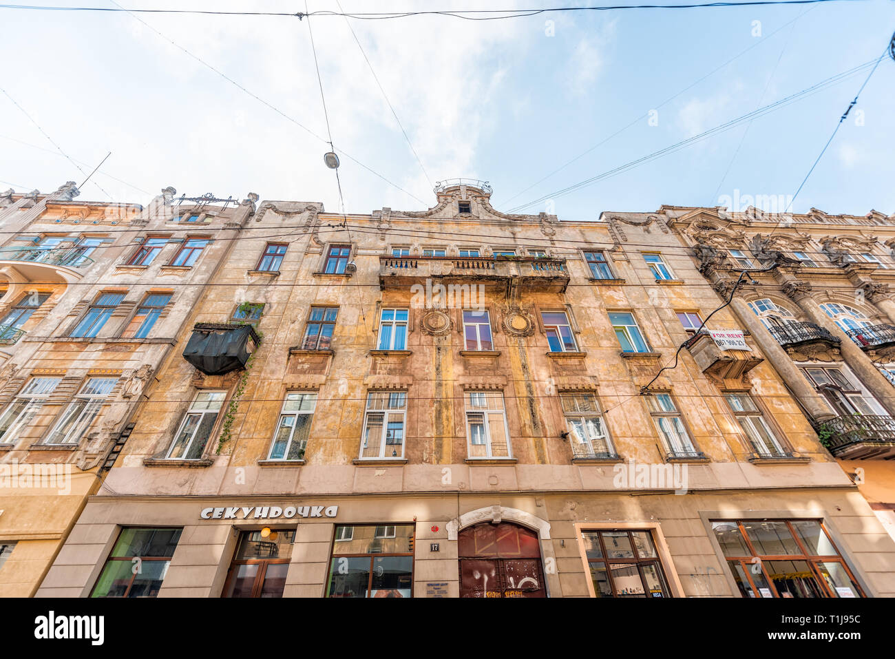 Lemberg, Ukraine - August 1, 2018: Außen Restaurant Cafe Gebäude im historischen Ukrainischen polnische Stadt in der Altstadt Architektur Detail im Sommer Tag, Stockfoto