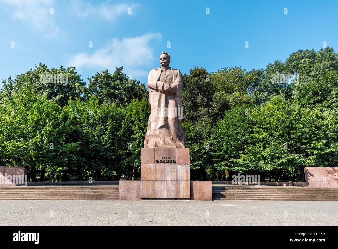 Lemberg, Ukraine - August 1, 2018: Platz im historischen ukrainischen Stadt in der Altstadt von Ivan Franko National University und Denkmal Statue mit Menschen Stockfoto