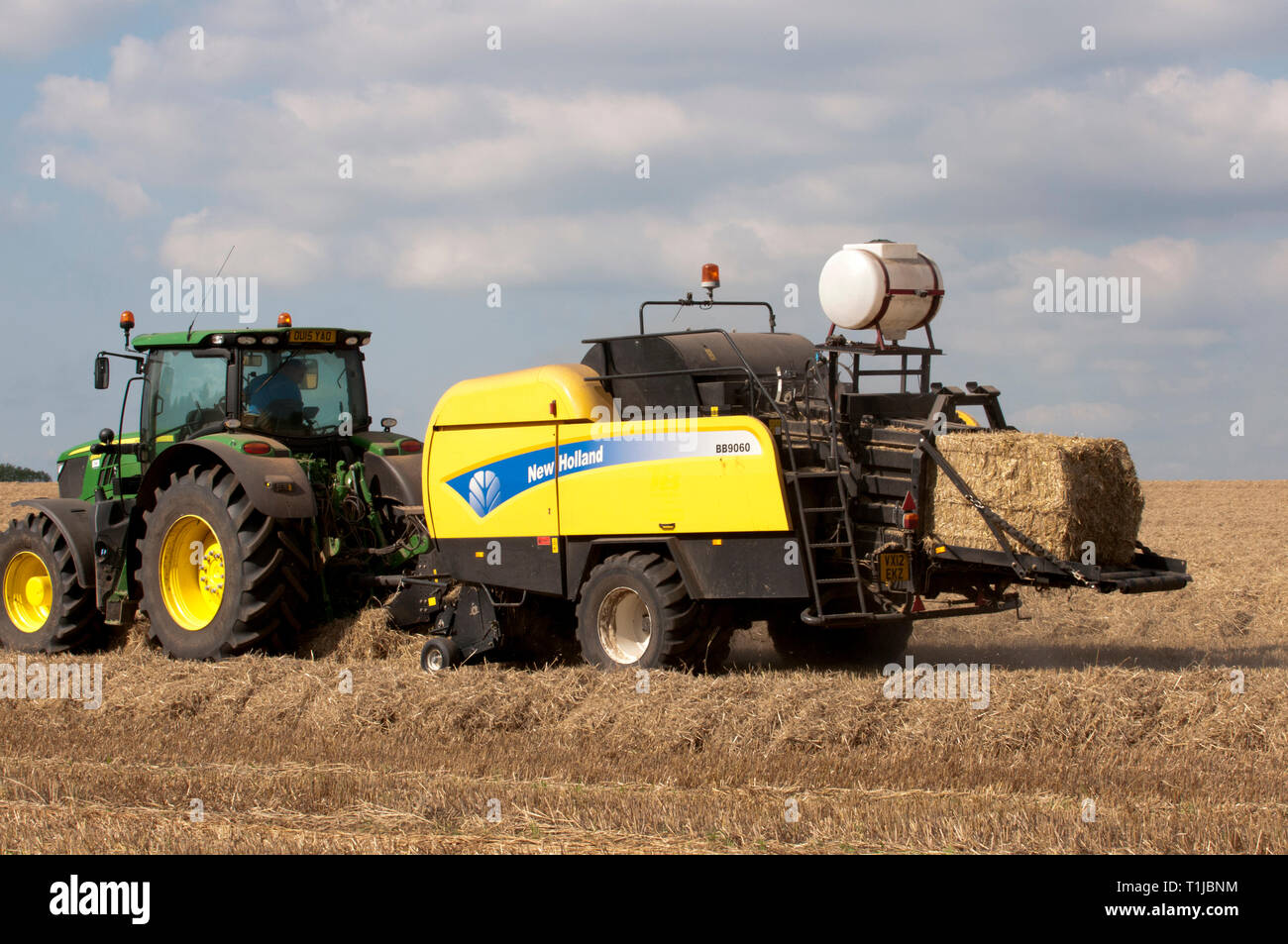 Trockenes Stroh wird gesammelt und in Stroh ballen Stockfoto