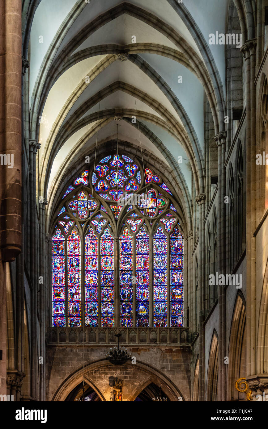 Dol-de-Bretagne, Frankreich - 25. Juli 2018: Innenansicht der Kathedrale von Saint Samson. Das Gebäude ist bekannt für seine eklektische Mischung von Stilen Stockfoto