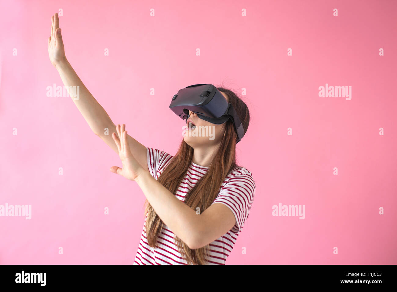 Die Frau mit der Brille der Virtuellen Realität. Zukunft Technik Konzept. Moderne bildgebende Technik. Stockfoto