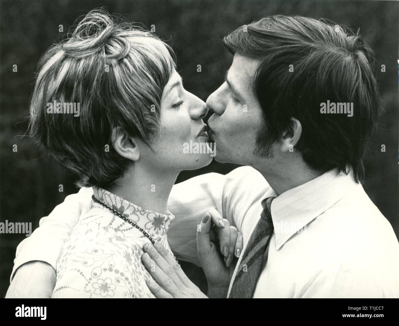 Leute, Paare, Liebhaber/Romantik, Paar küssen einander, 1970er Jahre, Additional-Rights - Clearance-Info - Not-Available Stockfoto