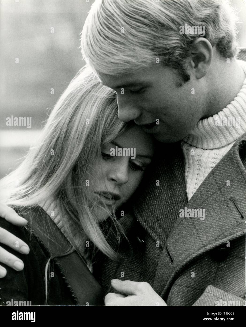 Leute, Paare, Liebhaber/Romantik, Paar einander umarmen, 1970er Jahre, Additional-Rights - Clearance-Info - Not-Available Stockfoto