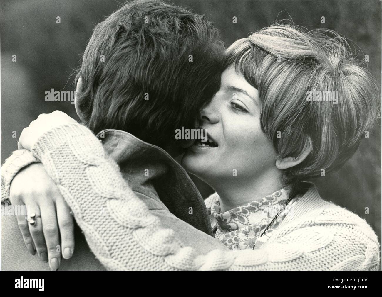 Leute, Paare, Liebhaber/Romantik, Paar einander umarmen, 1970er Jahre, Additional-Rights - Clearance-Info - Not-Available Stockfoto