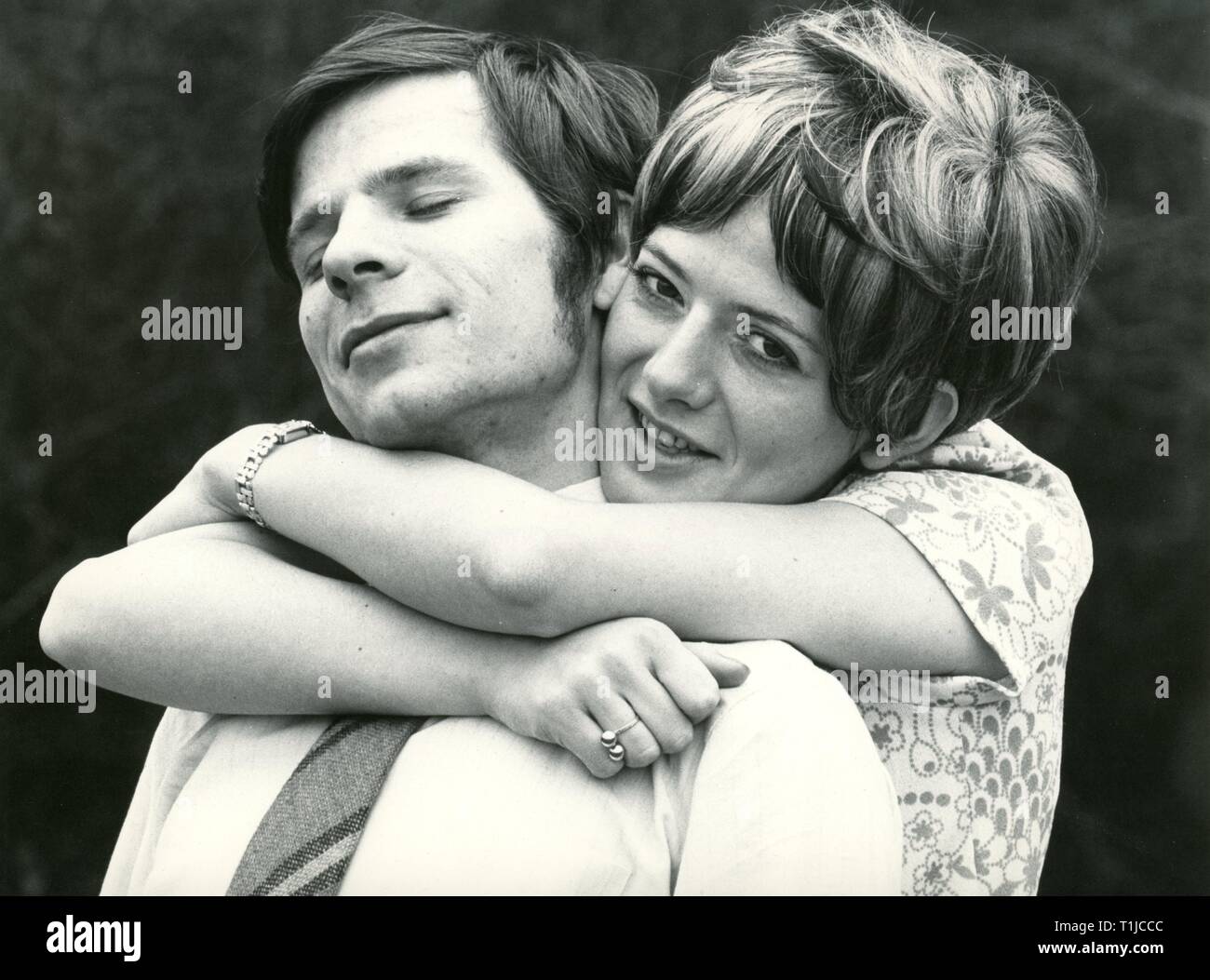 Leute, Paare, Liebhaber/Romantik, Paar einander umarmen, 1970er Jahre, Additional-Rights - Clearance-Info - Not-Available Stockfoto