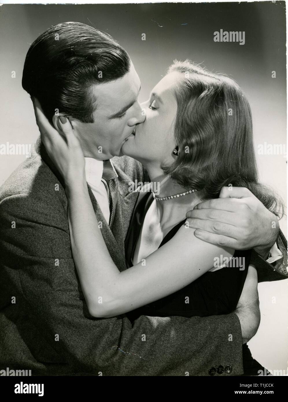 Leute, Paare, Liebhaber/Romantik, Paar küssen einander, 1950er Jahre, Additional-Rights - Clearance-Info - Not-Available Stockfoto