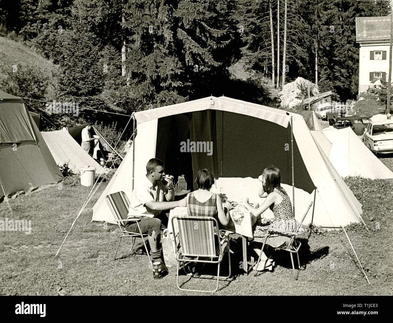 Tourismus, Camping, Frühstück auf dem Campingplatz, Groedner Tal, 1960er Jahre, Additional-Rights - Clearance-Info - Not-Available Stockfoto