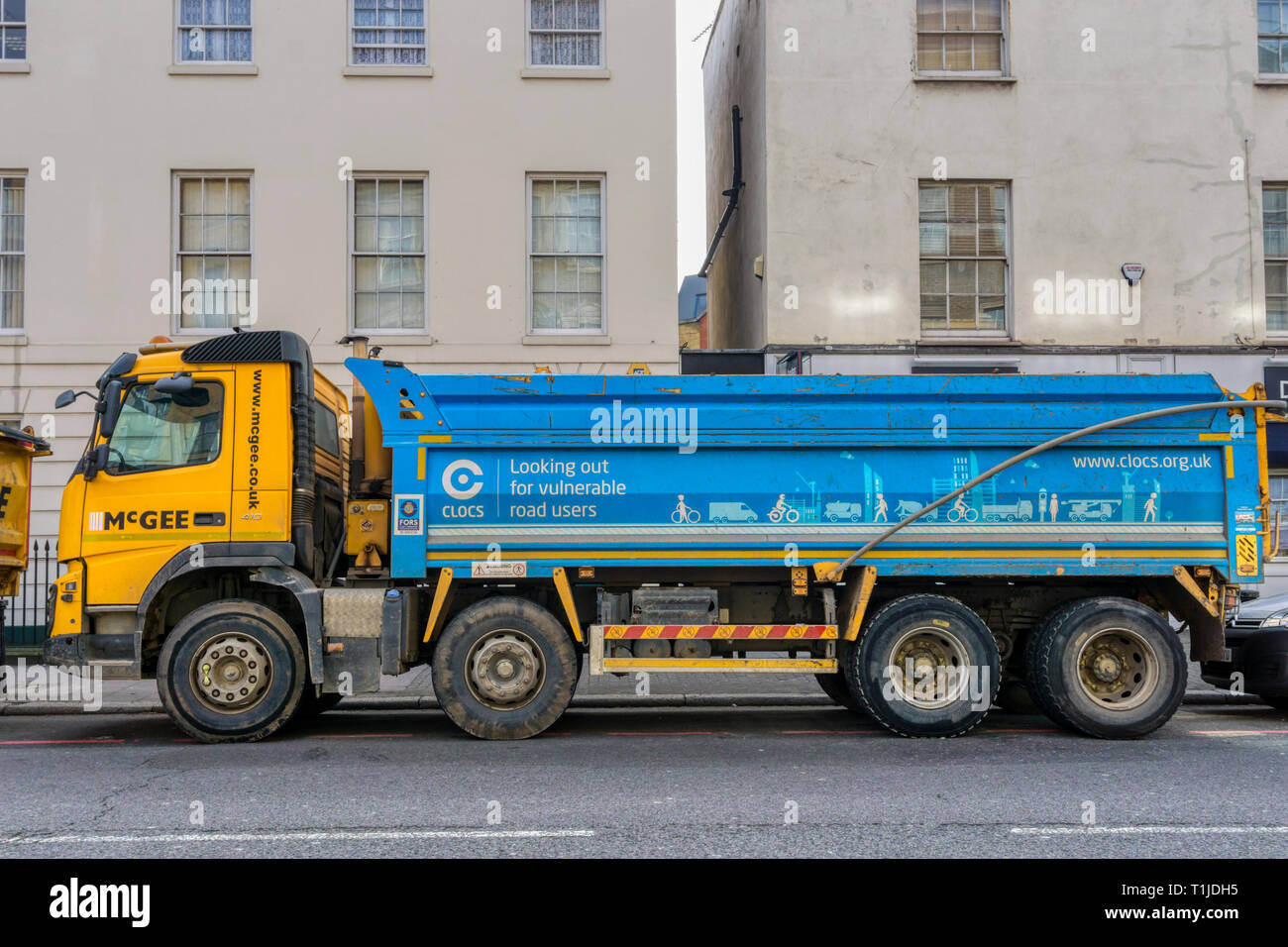 Ein McGee Lkw mit einem CLOCS Zeichen Auslesen auf der Suche nach ungeschützten Verkehrsteilnehmern auf seiner Seite. Stockfoto