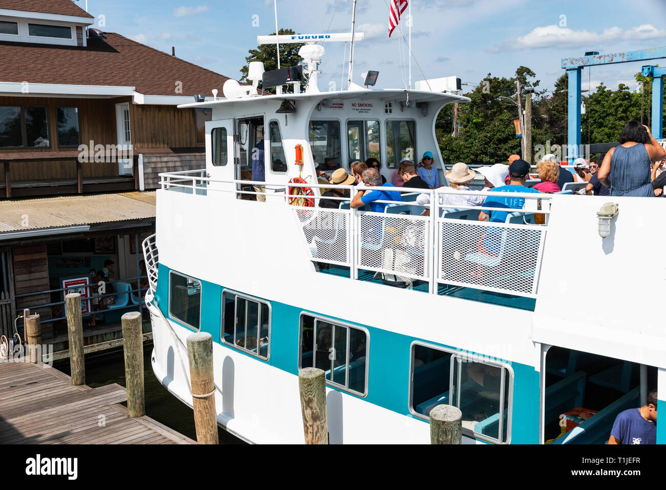 Bay Shore, New York, USA - 25. August 2018: einer Fähre mit Passagiere warten darauf, zu ziehen und in die am Ocean Beach, Fire Island gehen. Stockfoto