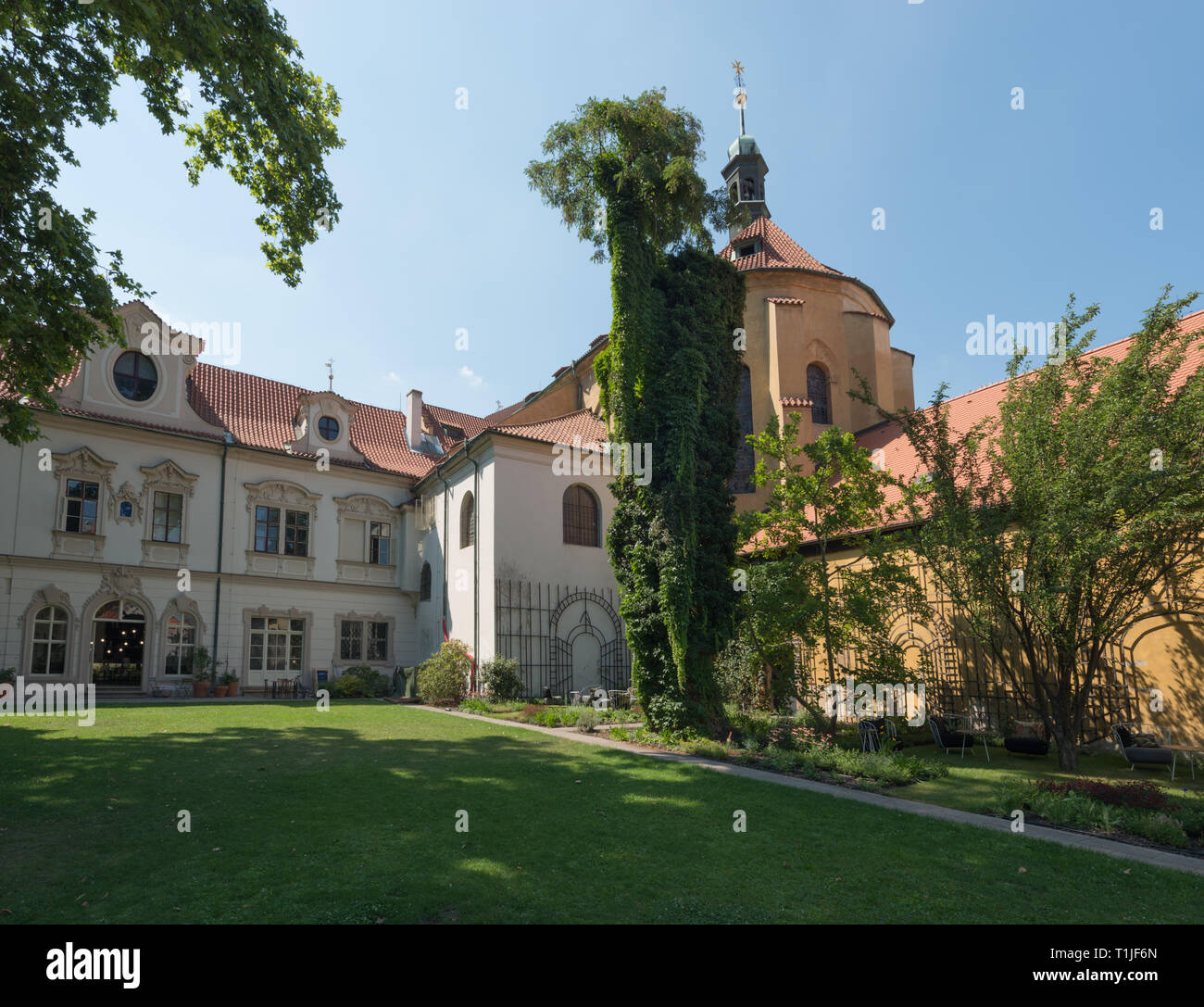 Prag. Velkopřevorský palác und die Maltesische Kirche Stockfoto