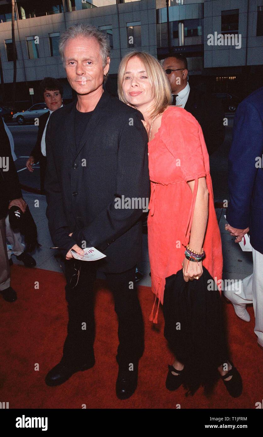 LOS ANGELES, Ca - 16. August 1999: Schauspielerin Rosanna Arquette & Sänger MICHAEL DESBARS im Rahmen der Weltpremiere in Beverly Hills, der "Die Muse", die Sterne Sharon Stone & Andie McDowell. © Paul Smith/Featureflash Stockfoto