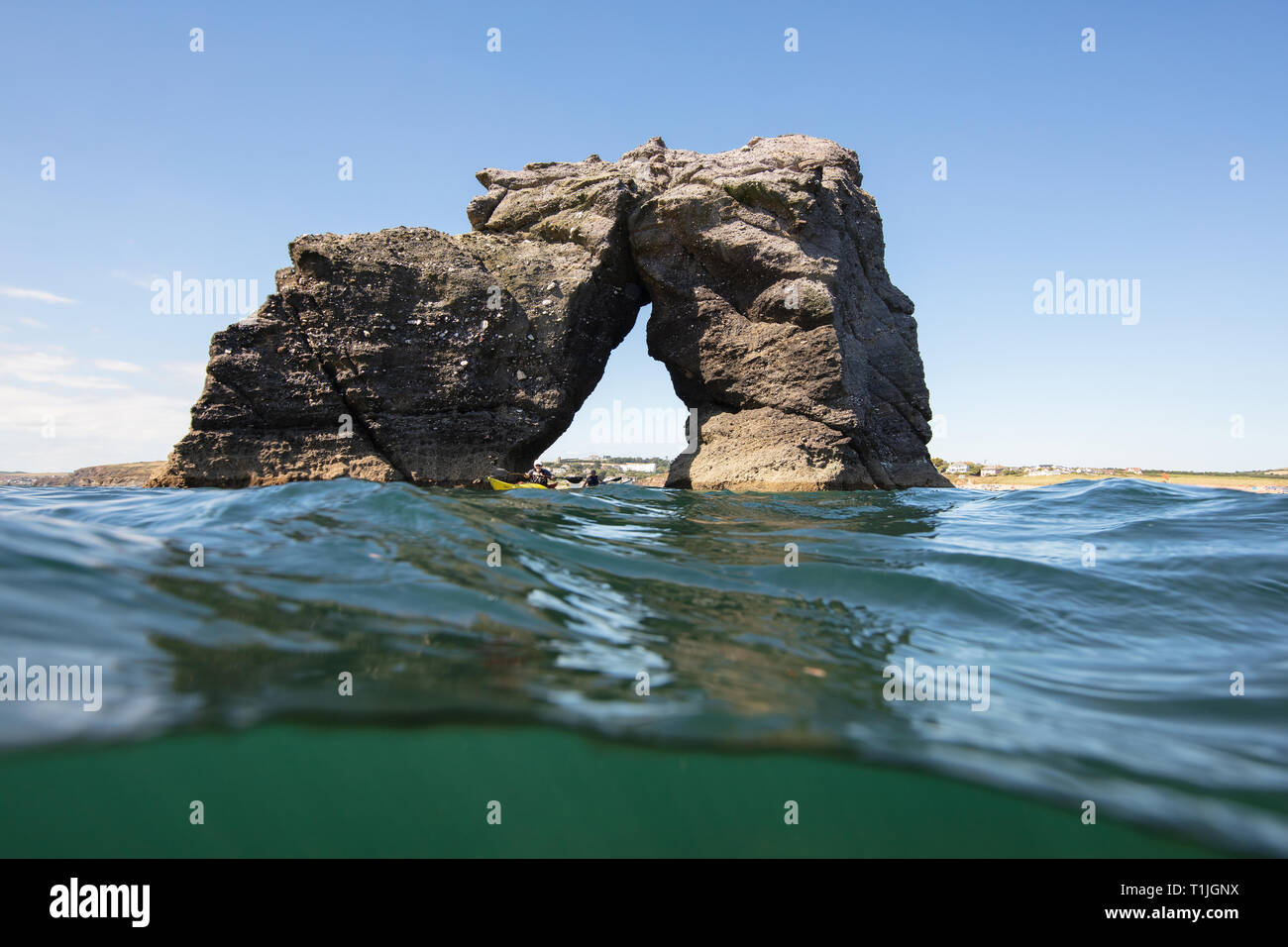 Dieses schöne Felsen steht draussen auf dem Meer bewachen South Milton Sands, Thurlestone Stockfoto