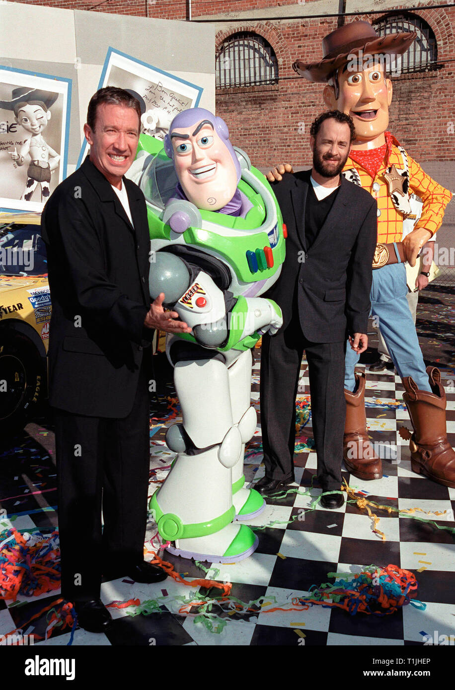 Los Angeles Ca Oktober 23 1999 Schauspieler Tim Allen Links Tom Hanks Mit Zeichen Toy Story Buzz Lightyear Woody Deren Stimmen Sie In Die Filme Schildern Sie Waren Bei Einer