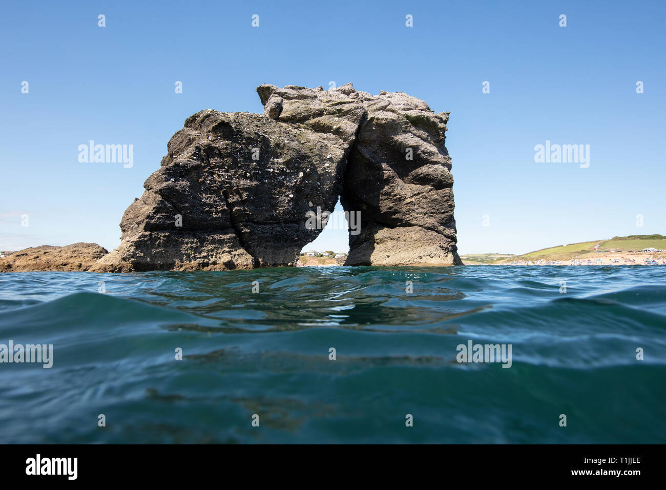 Eine Nahaufnahme von thurlestone Rock. Dieses schöne Felsen steht draussen auf dem Meer bewachen South Milton Sands, Thurlestone Stockfoto