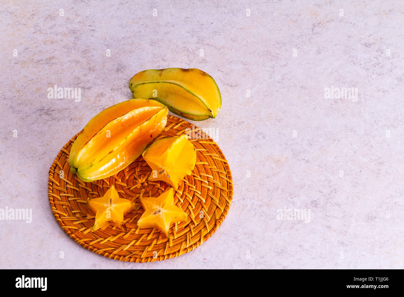 Star Fruit mit weißem Hintergrund Stockfoto