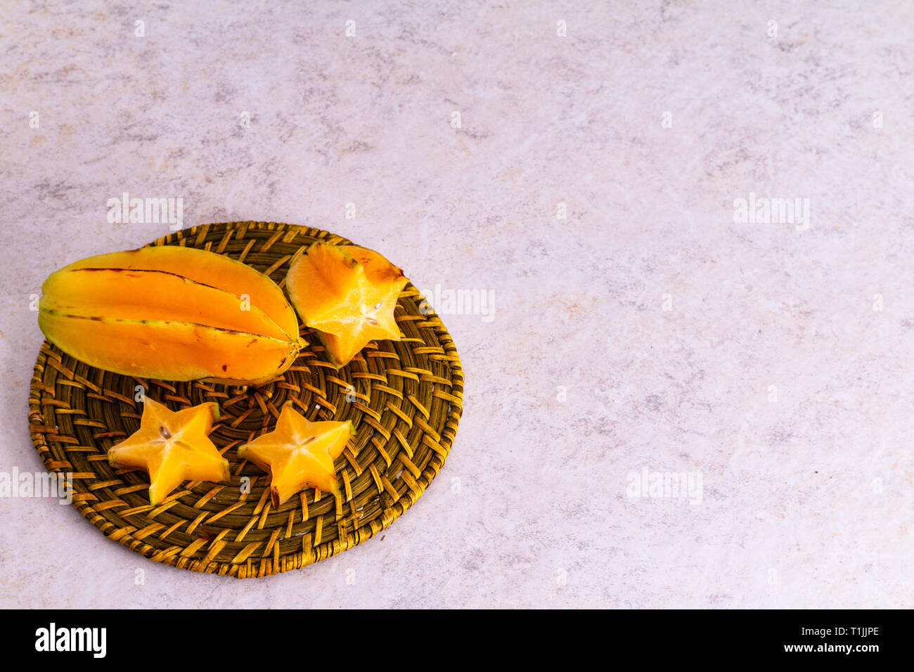 Star Fruit mit weißem Hintergrund Stockfoto