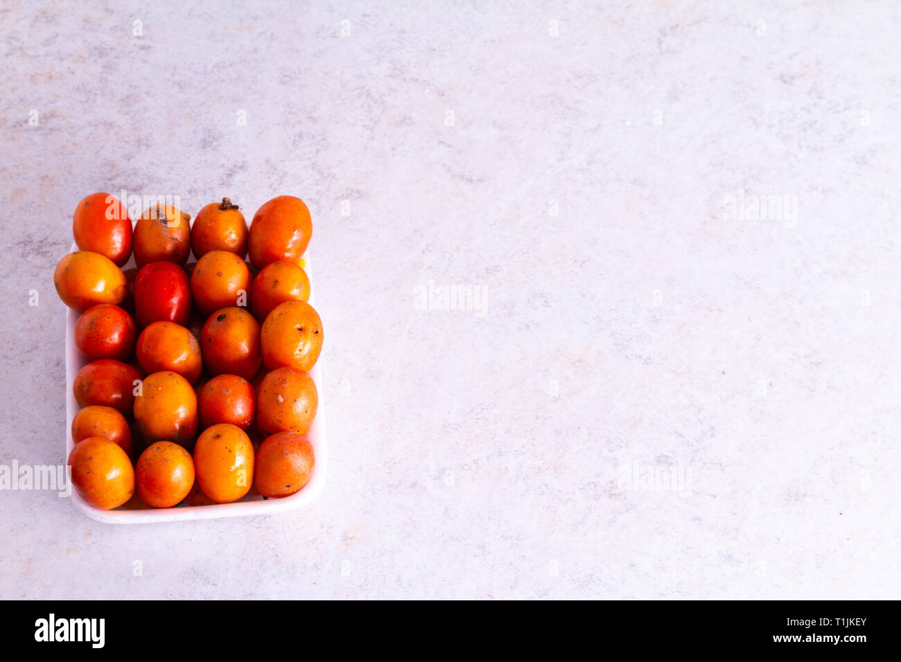 Siriguela Frucht mit weißem Hintergrund. Stockfoto
