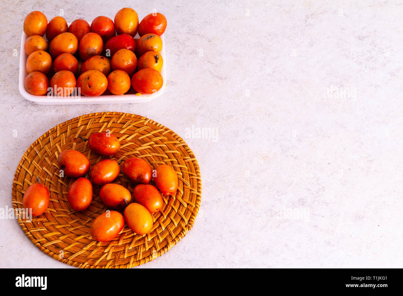Siriguela Frucht mit weißem Hintergrund. Stockfoto
