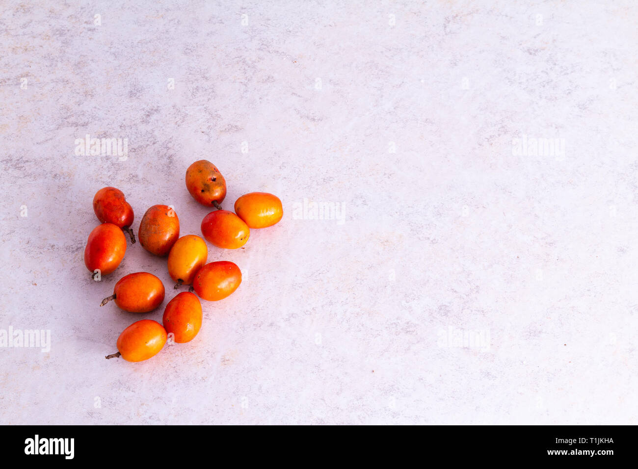 Siriguela Frucht mit weißem Hintergrund. Stockfoto