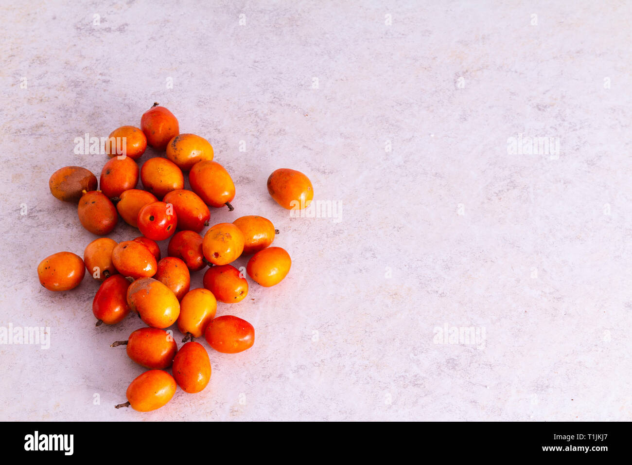 Siriguela Frucht mit weißem Hintergrund. Stockfoto