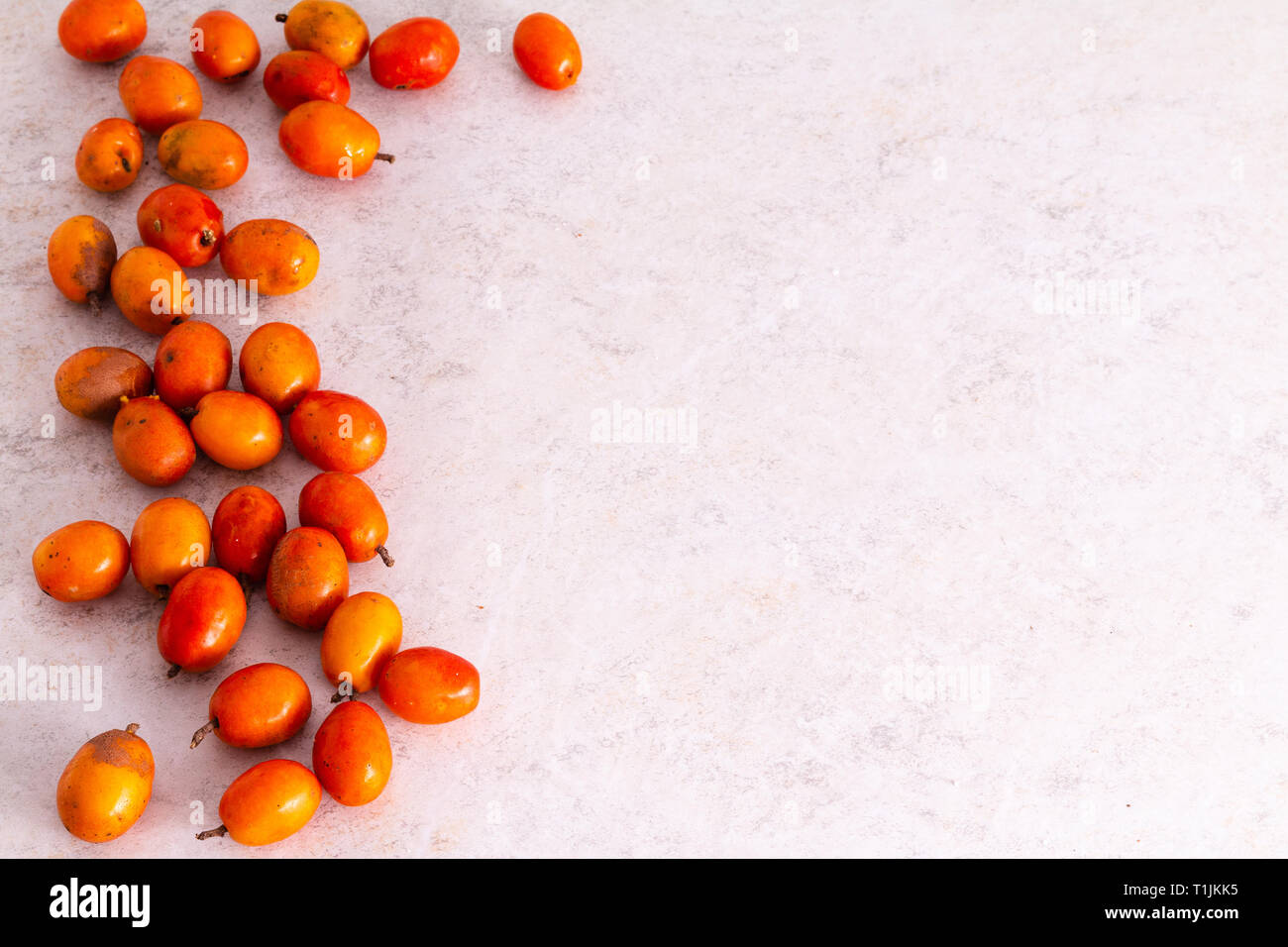 Siriguela Frucht mit weißem Hintergrund. Stockfoto