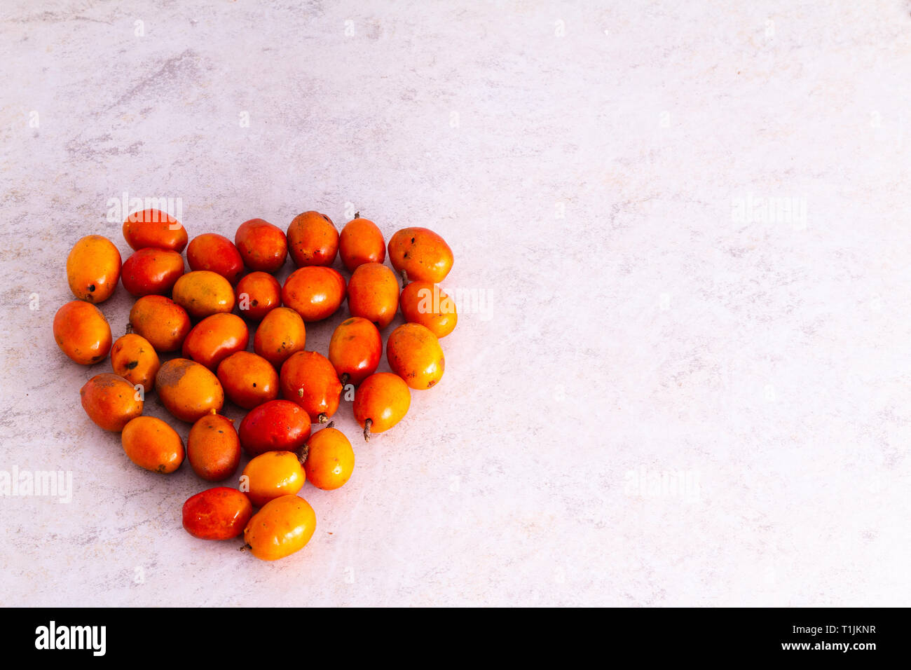 Siriguela Frucht mit weißem Hintergrund. Stockfoto