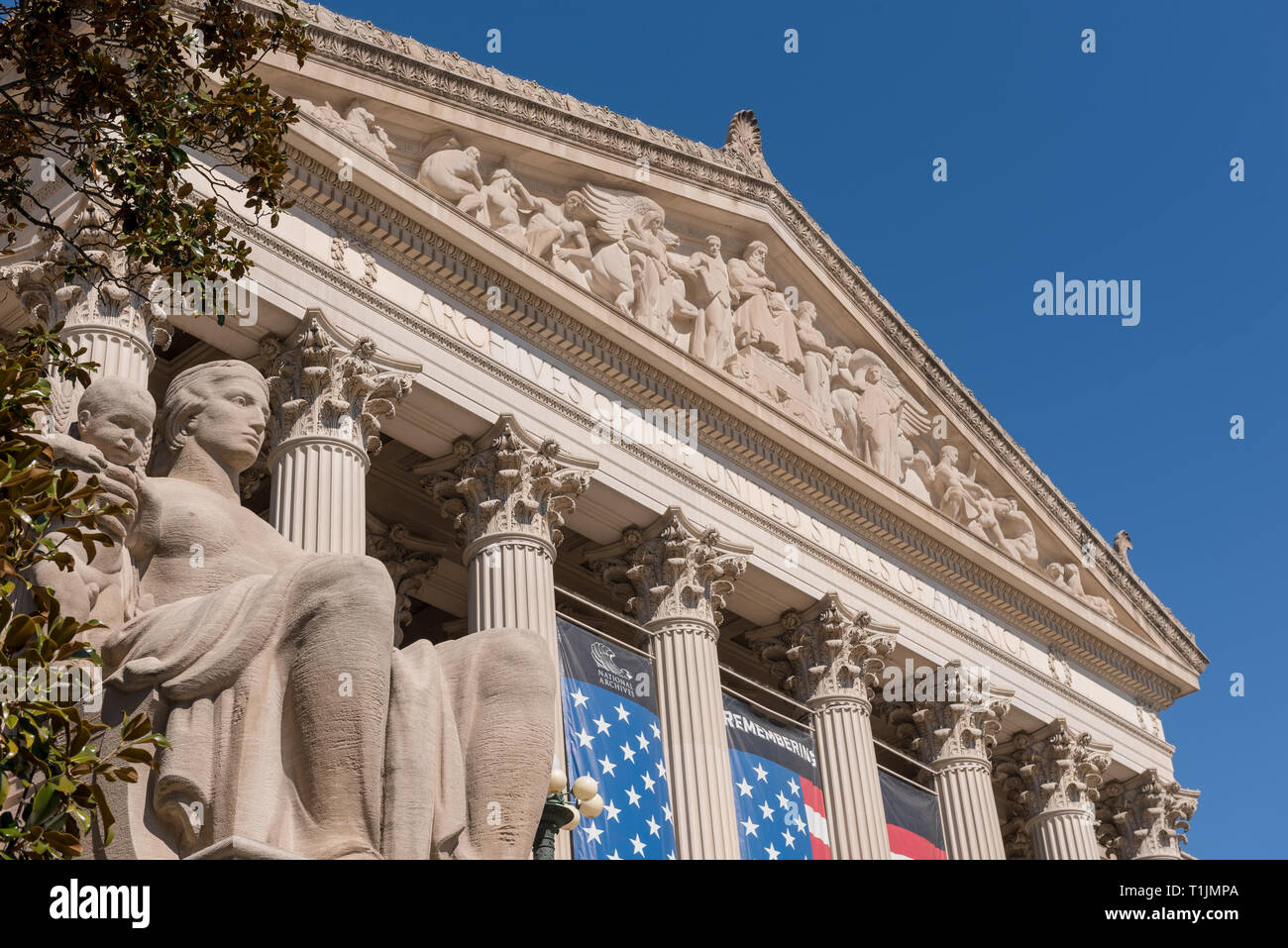 National Archives, Washington DC, USA. Blick auf die kunstvoll geschnitzten Fassade des Gebäudes, in dem uns der Unabhängigkeitserklärung und der Verfassung Stockfoto