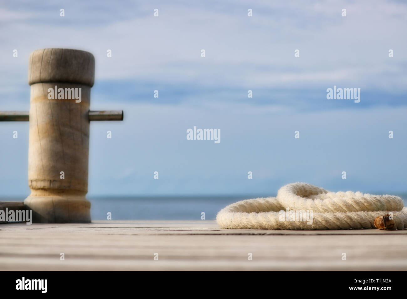 Dieses einzigartige Bild zeigt einen hölzernen Pier auf einer Insel der Malediven mit einem Seil und der Bootsanlegestelle Stockfoto