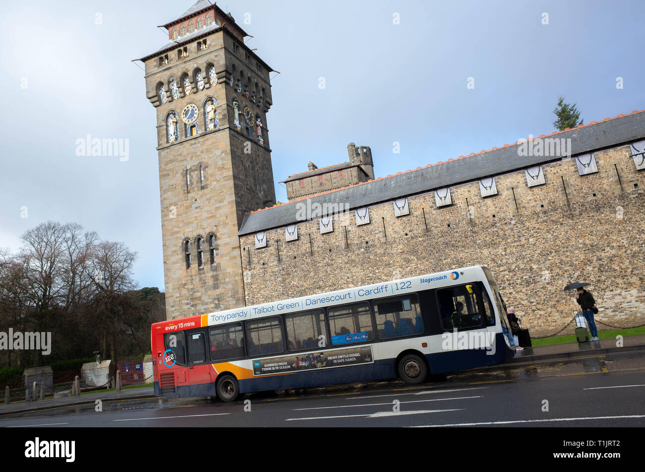 CARDIFF, VEREINIGTES KÖNIGREICH. Vom 7. Februar 2019. Ein dieselbetriebener Bus fährt durch die Innenstadt von Cardiff. Cardiff ist eingestellt auf 36 Elektrische bu erhalten Stockfoto