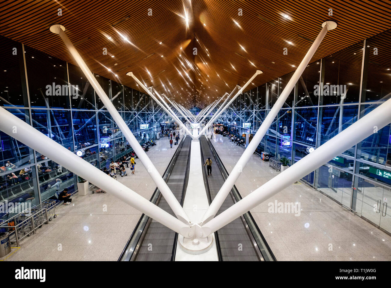 Internationale Reisende in Gates hasten Flüge am Kuala Lumpur International Airport zu erwischen. Stockfoto