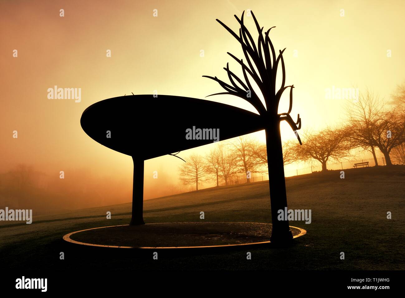 Einem nebligen Morgen Sonnenaufgang, Glebe Park Road, Bowness on Windermere, Lake District, Cumbria, England, Großbritannien Stockfoto