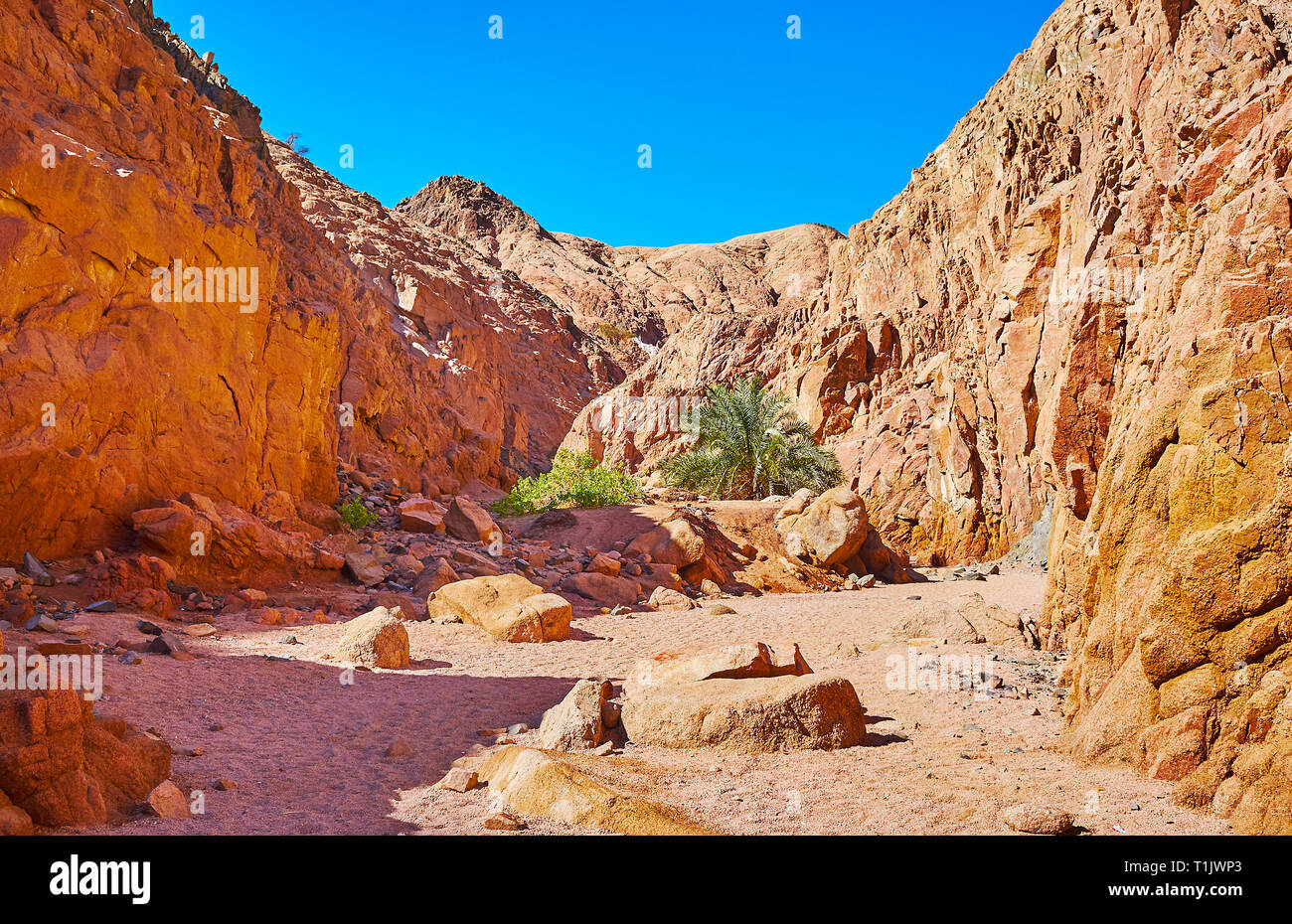 Genießen Sie Safari in den Bergen des Sinai, besuchen Sie kleine Coloured Canyon, befindet sich neben dem Dahab, Ägypten. Stockfoto